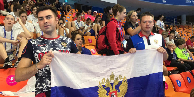 Главными фанатами сборной России по синхронному плаванию являются два взрослых (38 и 40 лет) мужчины. Они ездят за командой по всему миру 