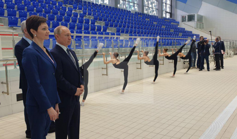 Путин ознакомился с работой Центра синхронного плавания и методиками тренировок 