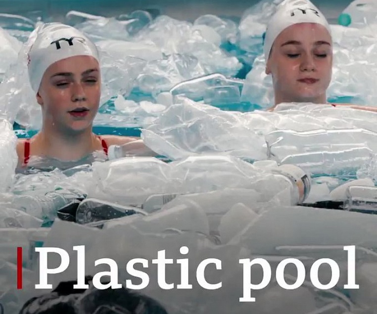Синхронистки выступили в бассейне с мусором, чтобы привлечь внимание к загрязнению мирового океана